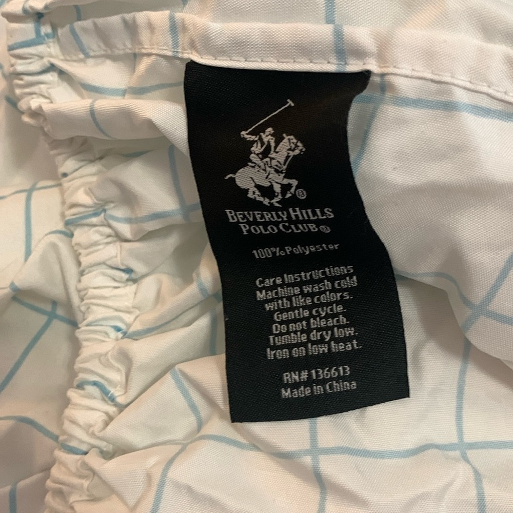 Twin size sheet set.